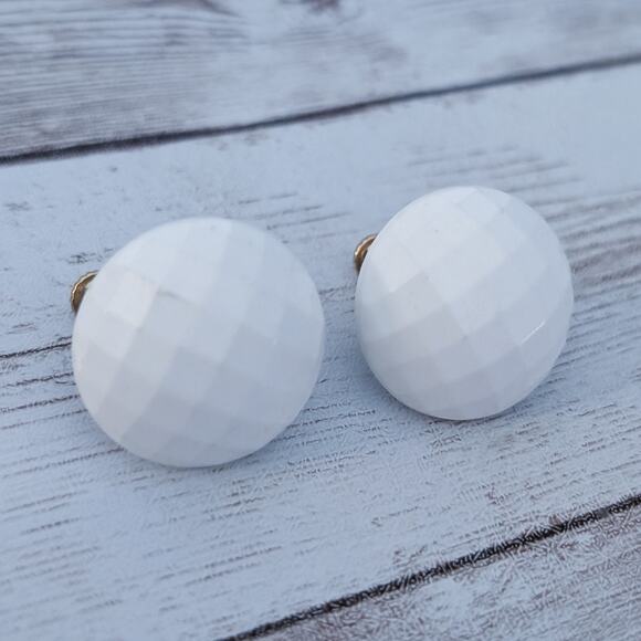 Vintage Clip On Earrings Faceted White Retro - Picture 3 of 6